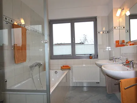 Bad mit Dusche & Badewanne, WC separat