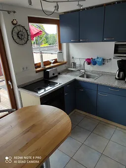 Küche mit Ausgang zur Terasse und Bistrotisch