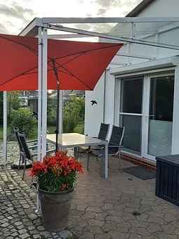 Terrasse und Eingangsbereich