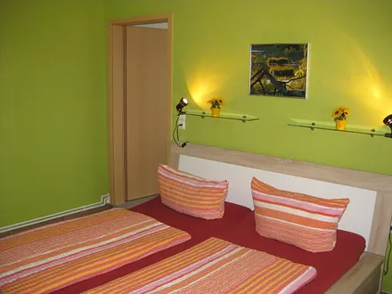 Schlafzimmer mit Eingangstür