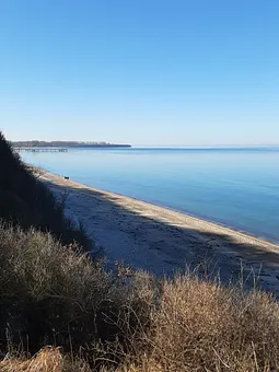 Steilküste mit Blick aufs Meer