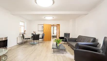 Wohnzimmer mit Couch