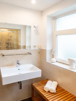 modernes Bad mit beheizbarem Handtuchhalter