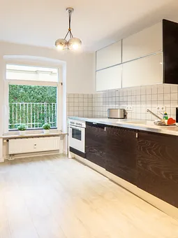 Küchenblock mit Geschirrspüler, Herd und Kühlschrank 