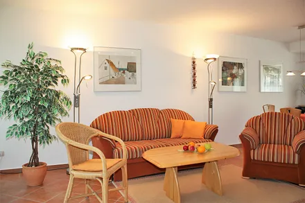 großzügiger Wohnbereich mit Zugang zum Balkon