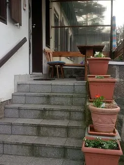 überdachter Eingangsbereich mit Sitzgelegenheit