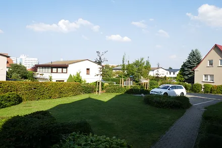 Eigener Parkplatz auf dem Grundstück der Villa
