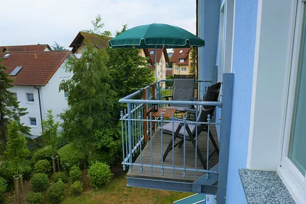 Südbalkon mit Blcik in den Garten