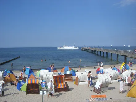 Ausflugsschiff an der Seebrücke