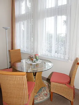 Gemütliche Sitz- und Eßecke in der Veranda