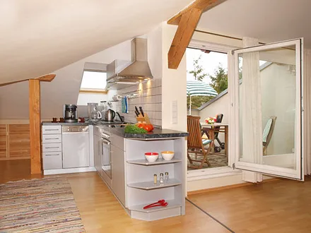 integrierte Küchenzeile und Zugang zur Dachterrasse