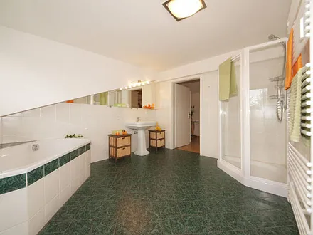 großzügiges Wannenbad mit Dusche