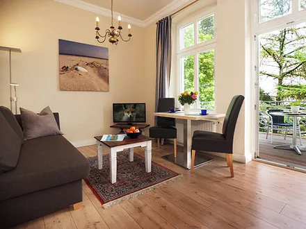 kleiner Wohnbereich mit Eßtisch und Zugang zum Balkon