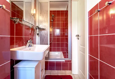 Bad mit Dusche/WC, Fön und Fenster