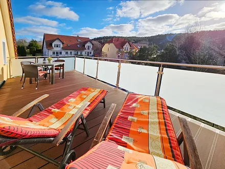 Dachterrasse zur Südostwestseite möbliert mit Sonnenliegen und Bestuhlung