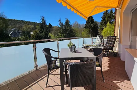 Dachterrasse zur Südostwestseite möbliert mit Sonnenliegen und Bestuhlung