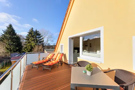 Sonnenliegen und Terrassentisch mit Bestuhlung laden zum Entspannen ein