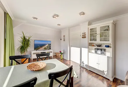 Wohnzimmer mit Essplatz und Flat-TV, Spiele, Bücher