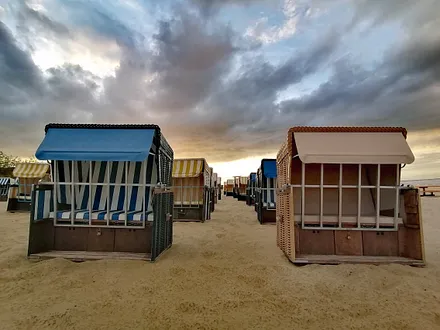 Strandkörbe in Reih und Glied