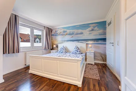 Schlafzimmer mit Verdunklungsgardinen und Fliegenschutz