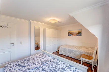 Doppel- und Einzelbett im Schlafzimmer 