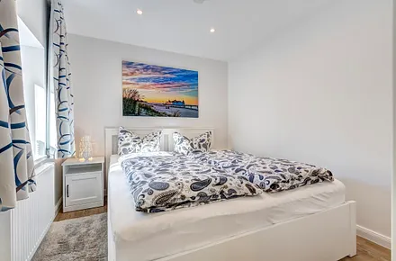 Schlafzimmer 2 mit Doppelbett & Verdunklungsgardinen