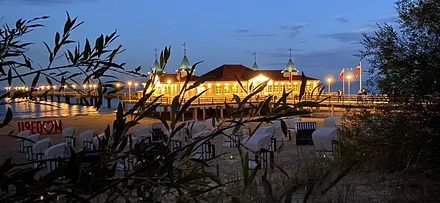 Seebrücke bei Nacht