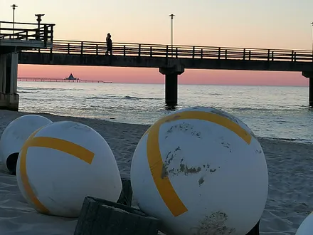 Seebrücke Ahlbeck und im Hintergrund die Seebrücke von Heringsdorf
