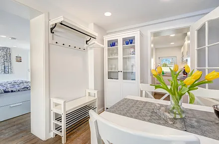 Garderobe und Blick ins Schlafzimmer