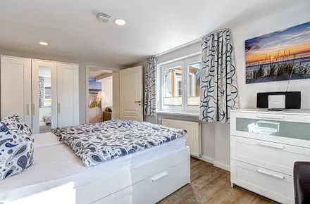 Schlafzimmer 1 mit Verdunklungsgardinen