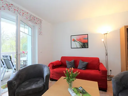 Wohnbereich mit Zugang zum Balkon