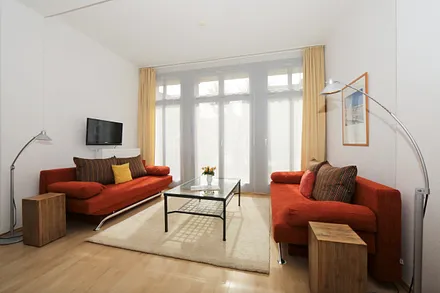 Wohnbereich mit 2 Sofa´s mit Schlaffunktion und Zugang zur Terrasse