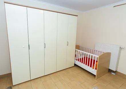 Schlafzimmer mit Kinderbett