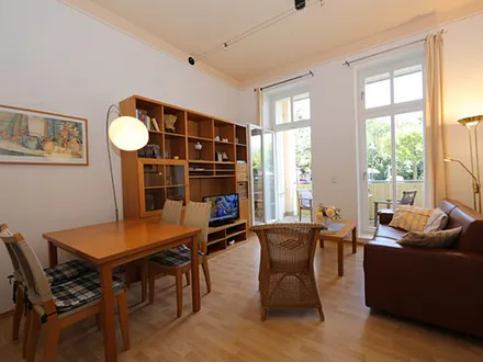 Wohnbereich mit Zugang zum Balkon Seeseite