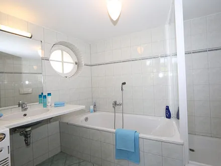 Bad mit Dusche & Badewanne