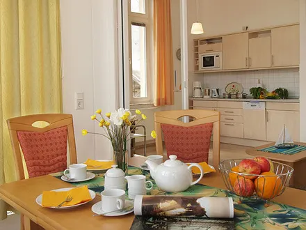 Blick vom Eßplatz (Loggia) auf die  integrierte Küchenzeile