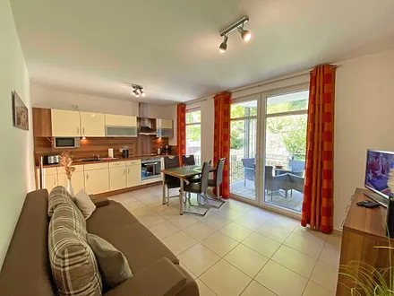 Wohnzimmer  mit TV und Couch