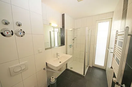 helles Badezimmer mit Dusche