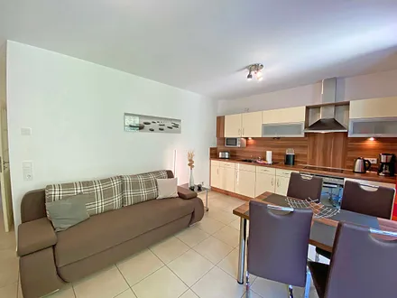 Wohnzimmer mit schöner Couch für gemütliche Abende