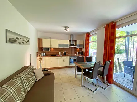 Wohnzimmer mit Blick zur Küchenzeile