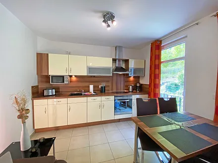 moderne Küchenzeile mit Backofen