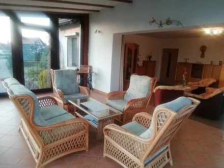 Wohnzimmer mit Wintergarten 