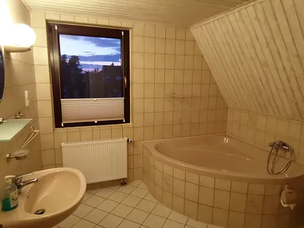 Badezimmer mit Eckbadewanne