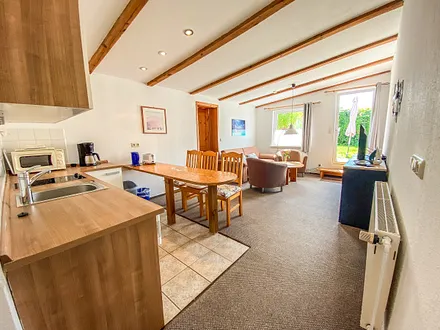 Sitzecke & Esstisch mit Blick auf Terrasse