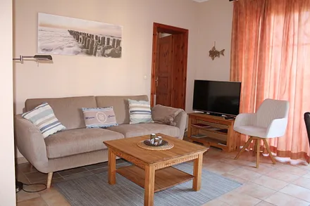 Sitzecke mit 94er Flachbildschirm