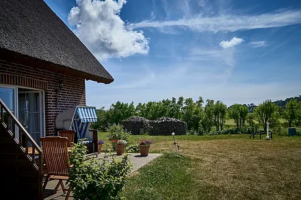 Terrasse mit gemütlichem Strandkorb und Sitzecke 