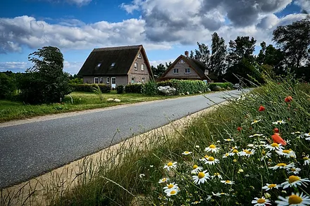 Ferienhaus außen, von Str. aus