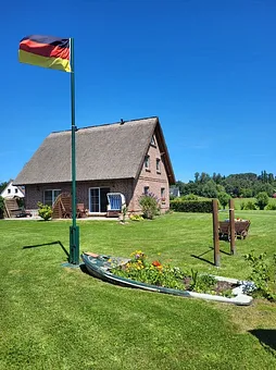 Ferienhaus mit Blumenboot