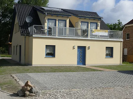 Hausansicht mit Stellplätzen