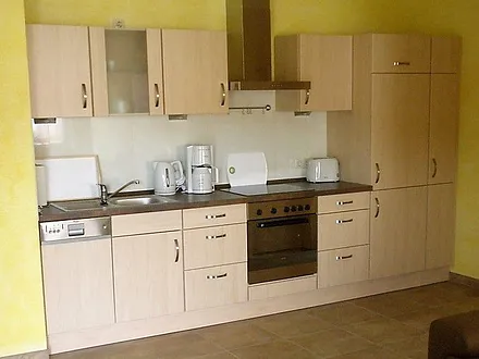 Moderne Küchenzeile mit entsprechenden Elektrogeräten